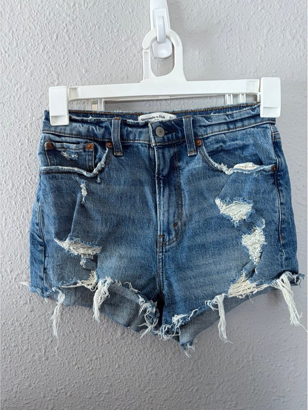 Abercrombie & Fitch Curve Love The Mom Short High Rise size 4/27 medium wash.